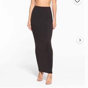SKIMS Fits everybody long skirt